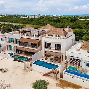 Casa Javi- Ocean Front Located Mid Villa